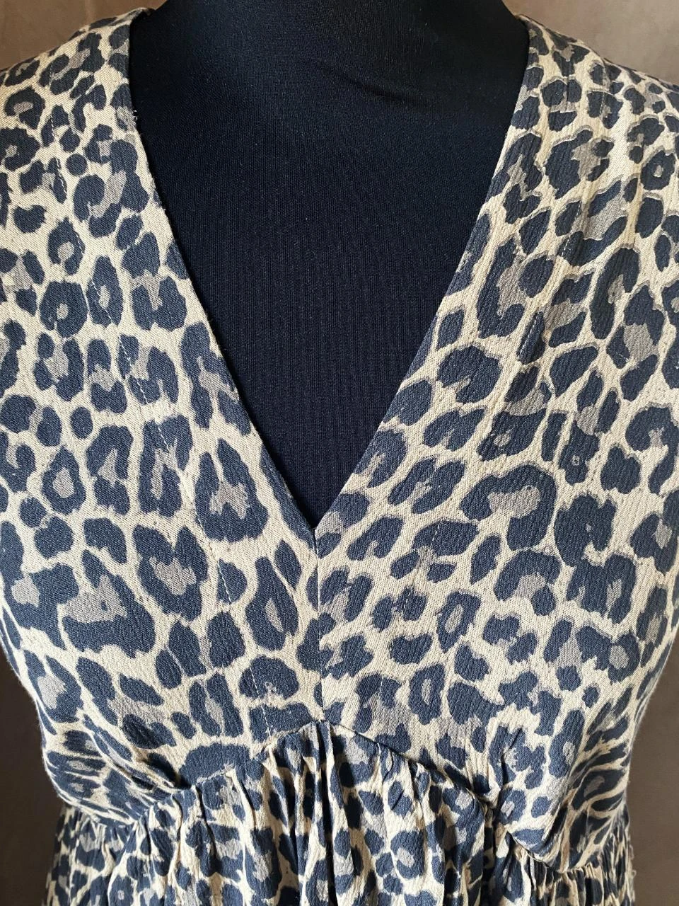 KIABI-jurk maat 34 beige & zwart luipaardprint – V-hals vloeiende bohemien-chique stijl – photo 7